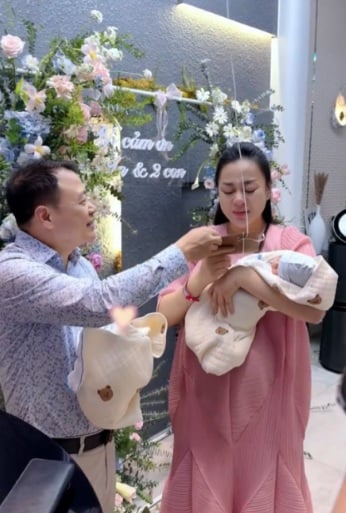 Phương Oanh bật khóc