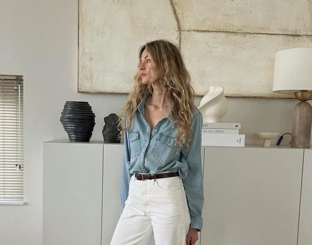 Cô nàng dưới đây nổi bật với áo sơ mi denim và quần jeans trắng.