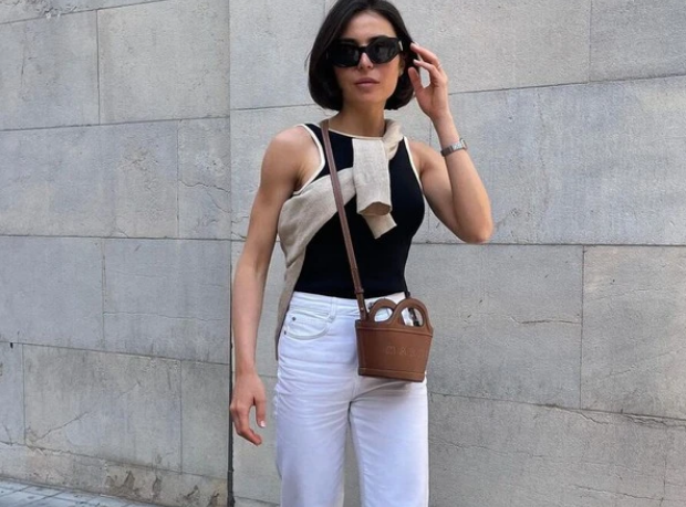 Diện quần jeans trắng vừa vặn, bodysuit viền tương phản, túi mini, dép da và áo cardigan để bạn luôn mang theo bên mình để che vai những lúc cần thiết...