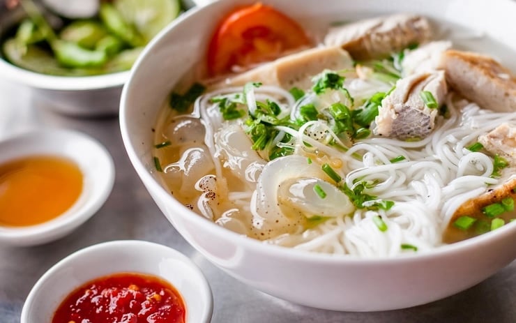 Chỉ cần dùng tay sờ thử, bạn có thể nhận biết bún có sử dụng hàn the hay không