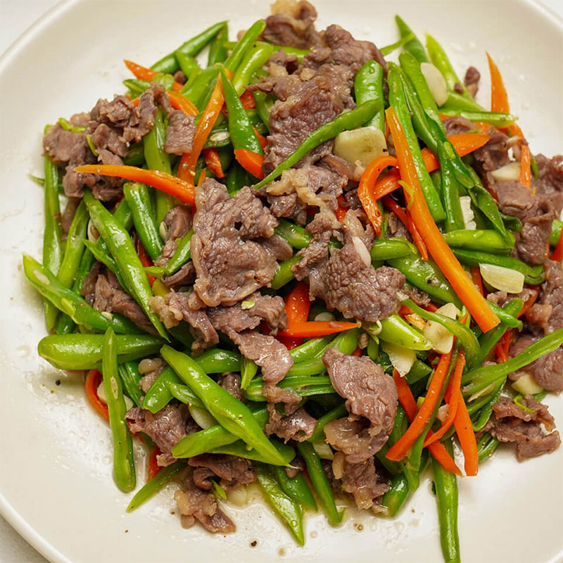 Khi xào thịt bò nên xào với chảo nóng và xào nhanh.