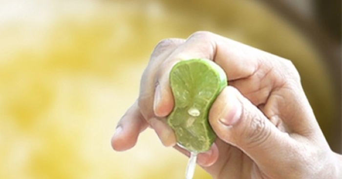 Dùng chanh vắt vào đồ ăn