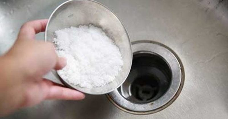 Đổ nửa cốc muối vào cống mà không cần pha trộn với giấm. Muối sẽ tự làm việc.    