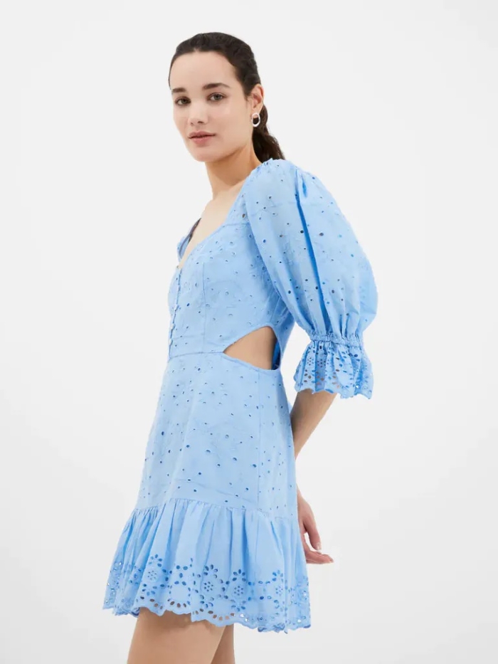 Với màu sắc mát mắt và chi tiết độc đáo, chiếc đầm của French Connection thể hiện sự nữ tính và ngọt ngào của nàng.