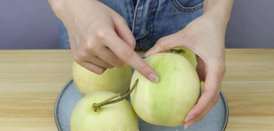 Quan sát màu sắc quả dưa lê    