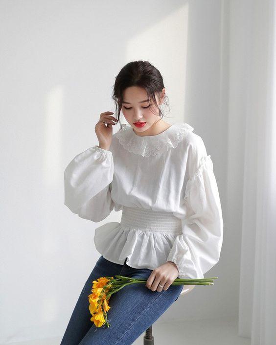 Áo blouse thanh lịch và sang chảnh, nhất là các gam màu như trắng, hồng pastel, vàng nhạt…
