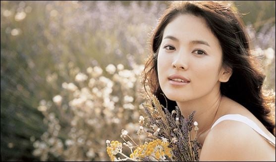 Những hãy nghe xem khi đối phương đang nói chuyện mà bạn cứ cắm mặt vào điện thoại thì bạn sẽ có cảm giác mình không được tôn trọng. (ảnh minh họa)