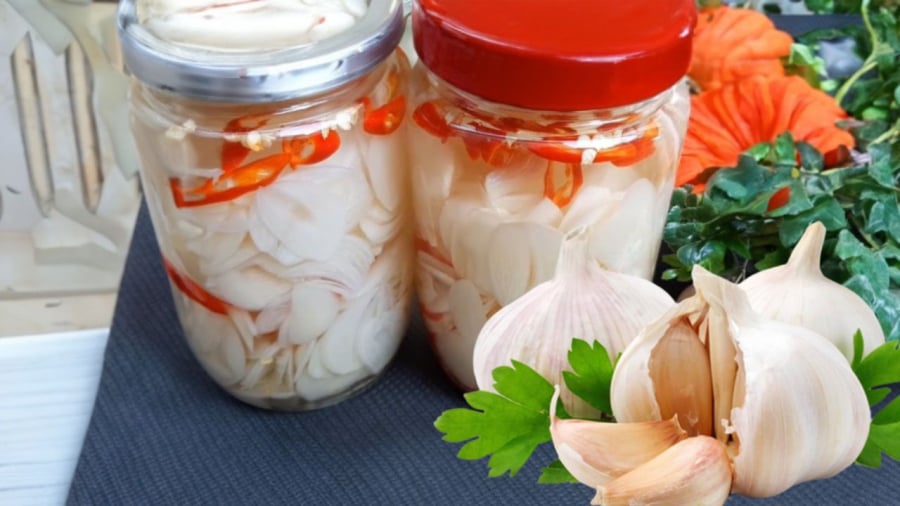 Tỏi ngâm giấm là một món gia vị giúp món ăn ngon hơn
