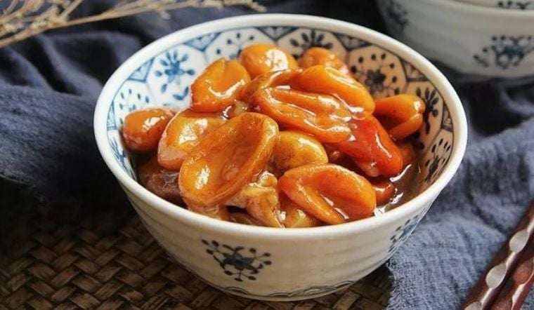 Quất hồng bì không chỉ được dùng để ăn vặt như một loại hoa quả, mà nhiều người còn mua về để ngâm siro làm thức uống giải nhiệt mùa hè