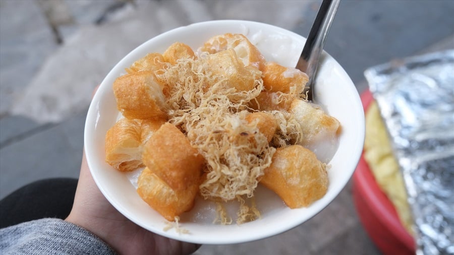 Cháo sườn Hà Nội truyền thống của người dân địa phương thường được thưởng thức cùng với quẩy giòn