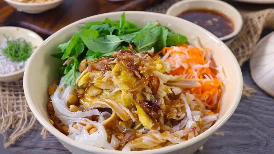 Phở gà trộn là sự hòa quyện tinh tế giữa sợi mì dai ngon, thịt gà thơm ngọt, và nước dùng đậm đà