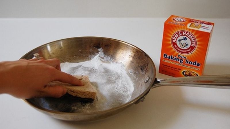 Cọ sạch xoong nồi bằng baking soda và nước rửa chén