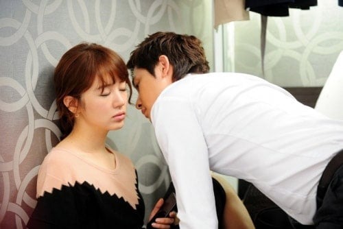 Phụ nữ thường rơi vào tình huống khó xử khi gặp lại người bạn học nam từng là tình cũ. 