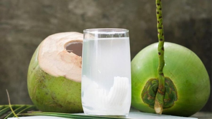 Nước dừa nên tránh uống khi ở trời nắng về thân nhiệt còn đang cao