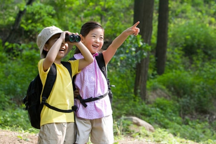 Cho trẻ ra ngoài trải nghiệm và khám phá thiên nhiên sớm. (Ảnh minh họa)