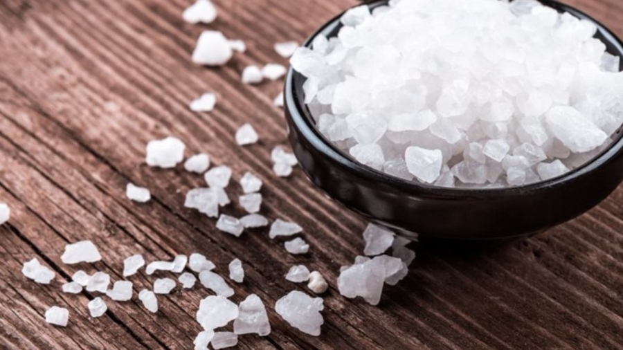 Muối cũng có công dụng chà sạch bề mặt sàn nhà