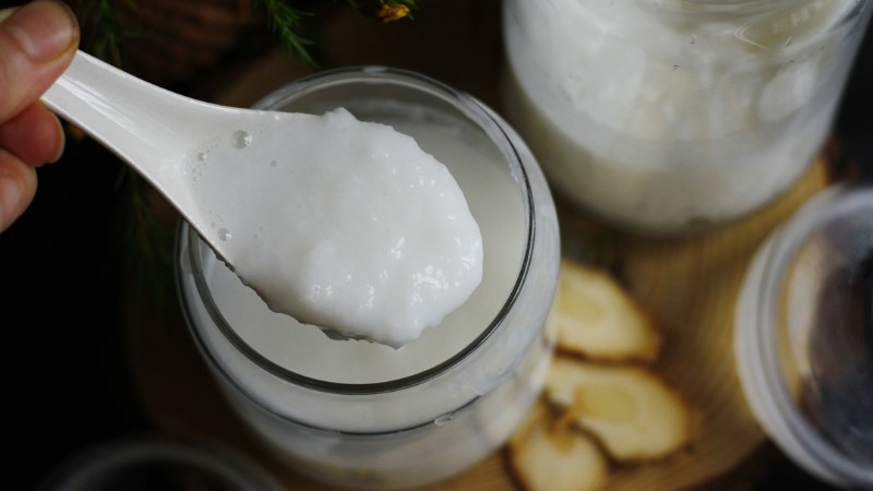 khi kết hợp mẻ với baking soda là một chất có đặc tính mài mòn nhẹ và độ pH kiềm sẽ giúp tăng hiệu quả gấp đôi