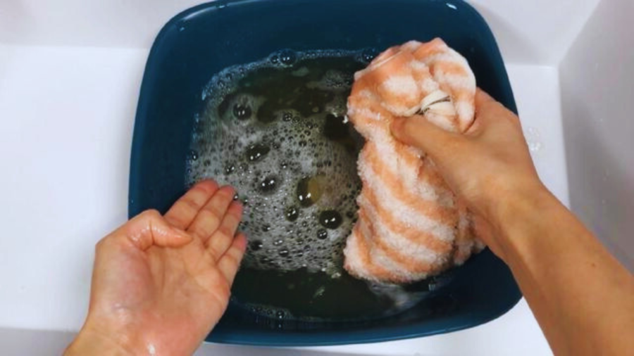 Ngâm trong hỗn hợp nước ấm có muối    