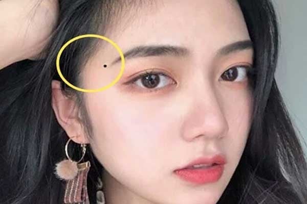 Nốt ruồi trên lông mày được coi là dấu hiệu của sự giàu có và sự trường thọ