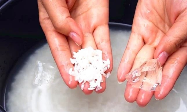 Người Nhật đã áp dụng một bí quyết đặc biệt: thêm đá lạnh vào nồi trước khi nấu