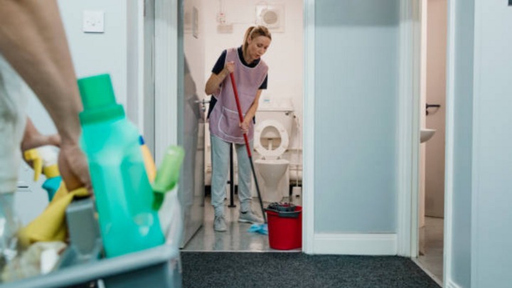 Nếu nhà vệ sinh xử lý chất thải chậm chạp hoặc có mùi hôi, kiểm tra các đường ống nước, cống, bồn cầu và chậu rửa mặt để xác định có nghẽn nào không. 