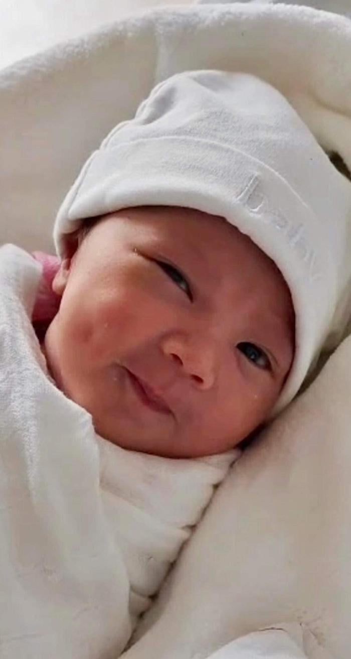 Má lúm đồng tiền và đôi mắt to tròn của con gái Bảo Anh được thừa hưởng từ mẹ.   