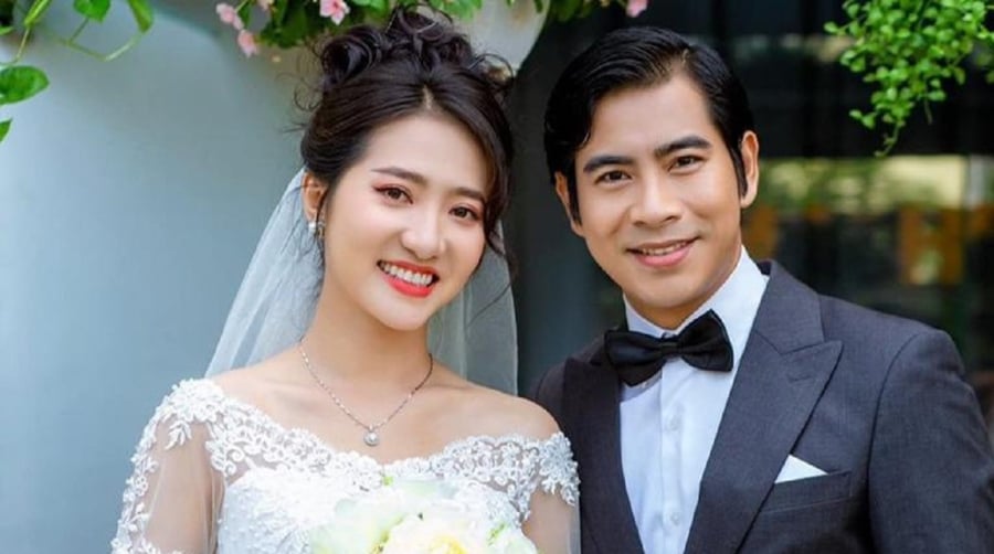 Khi được khen “đẹp đôi quá”, nam diễn viên hài hước tỏ thái độ không dám nhận: “Thôi thôi anh ơi”. 