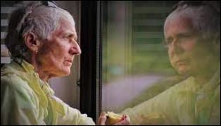 Khi về già đừng quá coi trọng vật chất, cũng đừng để vật chất trở thành nguồn gốc mâu thuẫn giữa con cái. (ảnh minh họa)