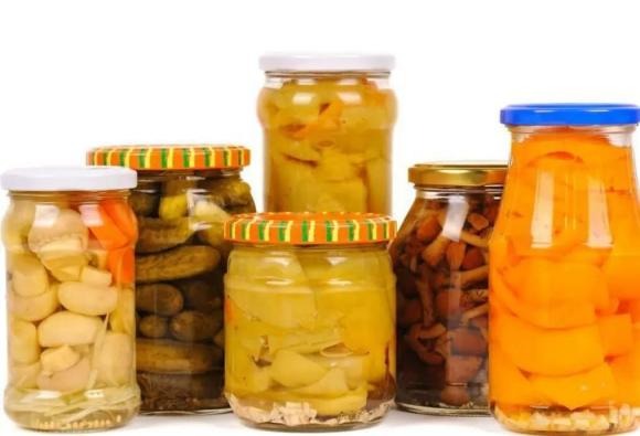 Trong mùa hè, khi cảm giác thèm ăn giảm đi, nhiều người sẽ chọn ăn các loại thực phẩm muối và chua để thay đổi khẩu vị