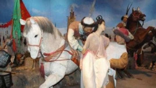 Trong môi trường quân đội cổ đại của Trung Quốc, chủ yếu là nam giới, việc đối phó với nhu cầu sinh lý là một thách thức lớn.