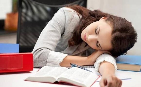 Mùa hè, cùng với lượng mồ hôi tăng cao, tâm trạng con người thường trở nên uể oải hơn.