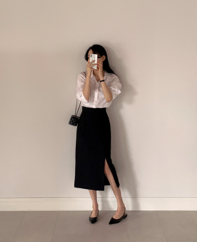 Chân váy xẻ tà ghi điểm ở sự nổi bật, quyến rũ nâng tầm style mùa hè. 