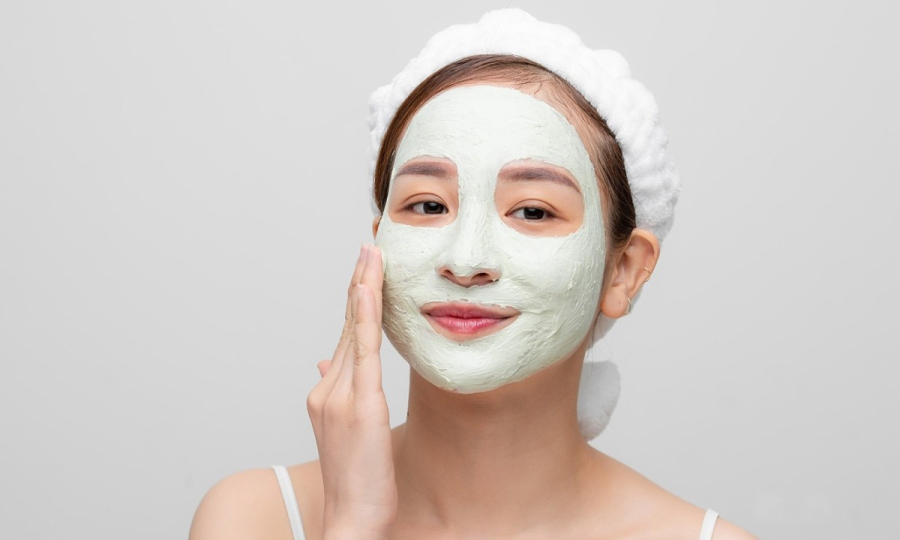 Cần phải làm sạch da mặt trước khi đắp mặt nạ. 
