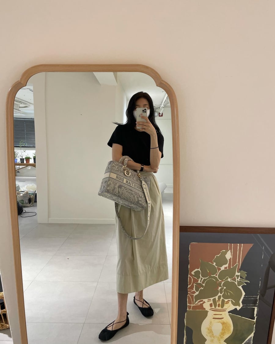 Nổi tiếng và giàu có nhưng Suzy lại chọn phong cách thời trang khá đơn giản