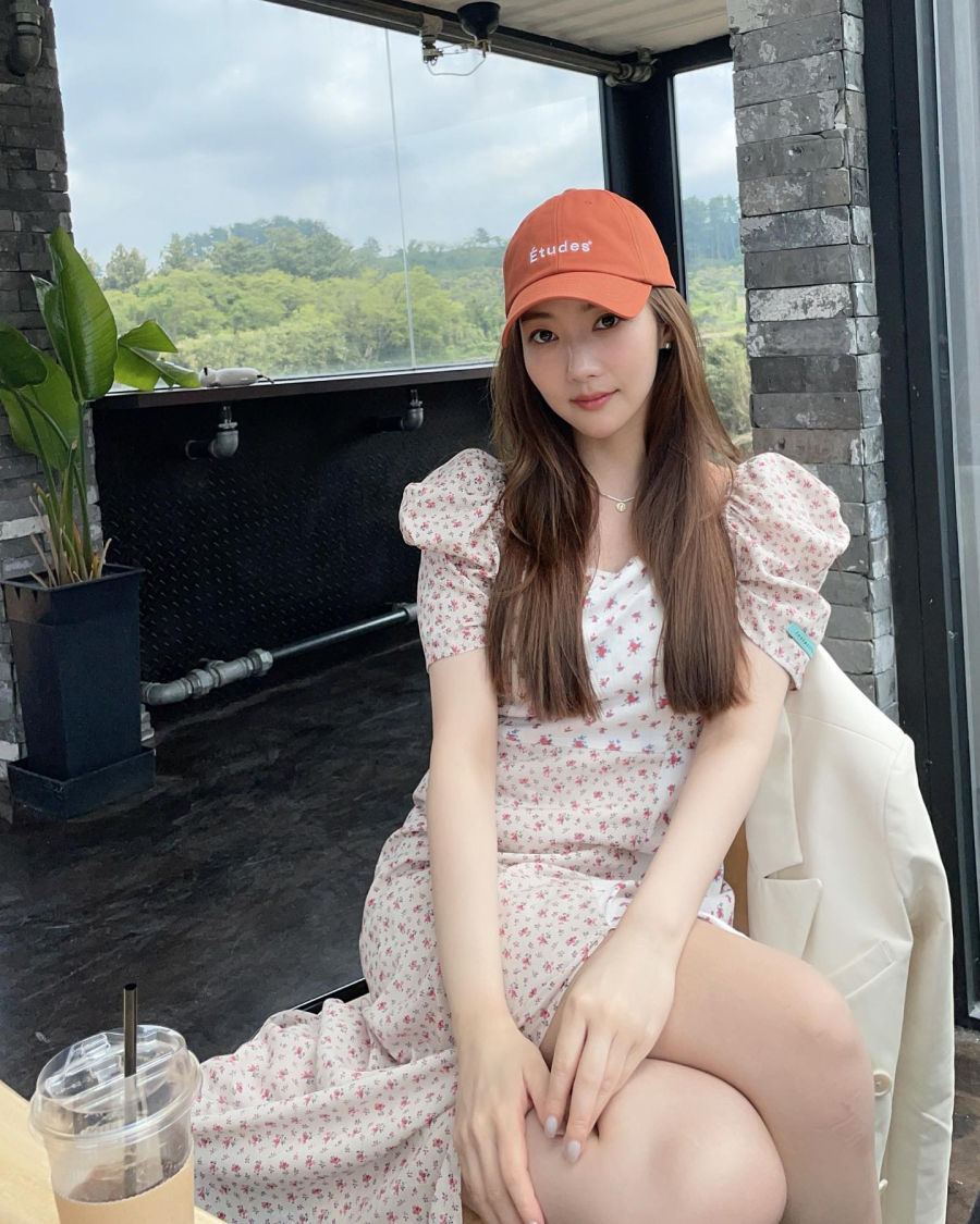 Các mẫu váy mang tông màu trắng hay phủ họa tiết hoa thường xuyên được Park Min Young chọn diện. 
