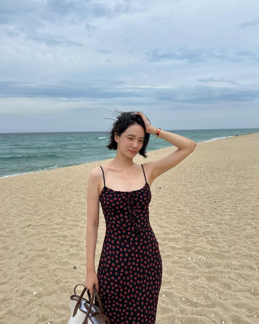 Cô biến hóa với những set đồ nữ tính như váy họa tiết hoa bay bổng, váy lụa...