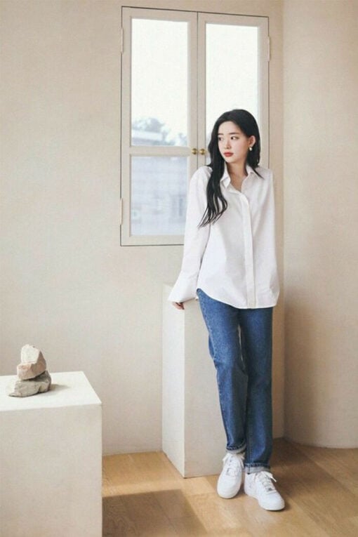 Sự kết hợp giữa sơ mi trắng và quần jeans hay quần ống suông vô cùng phong cách lại đơn giản.