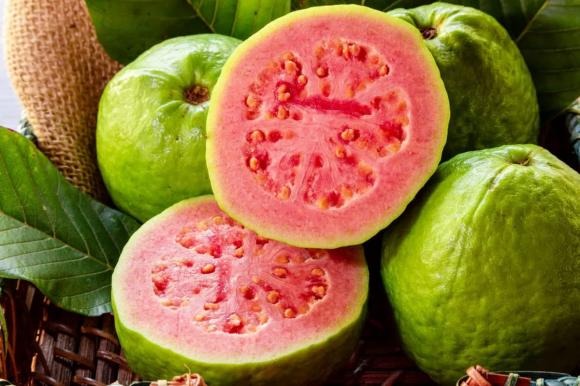 Việc tiêu thụ ổi thường xuyên có tác động tích cực đến hệ tiêu hóa của chúng ta.