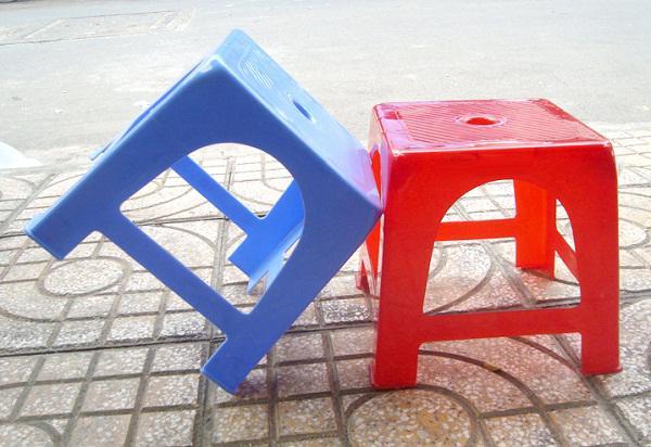 Hình dạng tròn giúp phân phối áp lực đều trên bề mặt ghế, ngăn chặn tình trạng áp lực tập trung ở các góc cạnh có thể gây gãy vỡ hoặc nứt ghế.