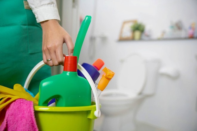 Theo các chuyên gia, tốt nhất là người dùng nên đóng cửa nhà vệ sinh lại khi không sử dụng.