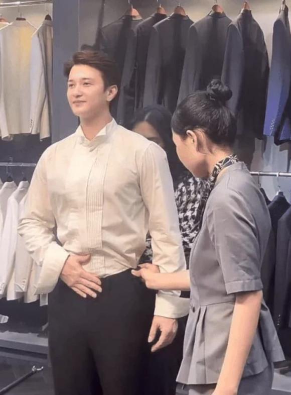 Huỳnh Anh gây ấn tượng khi diện vest cực điển trai