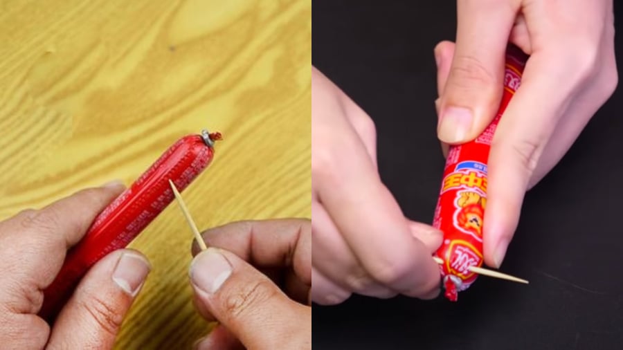 Bạn có thể bóc vỏ xúc xích ăn liền bằng một que tăm.