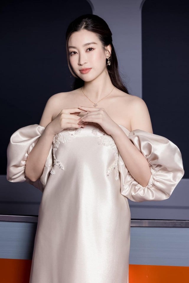 Đỗ Mỹ Linh khoe lưng trần với đầm tơ lụa nhưng lại khéo léo che đi phần bắp tay với thiết kế tay bồng cách điệu vừa xinh, vừa nữ tính.