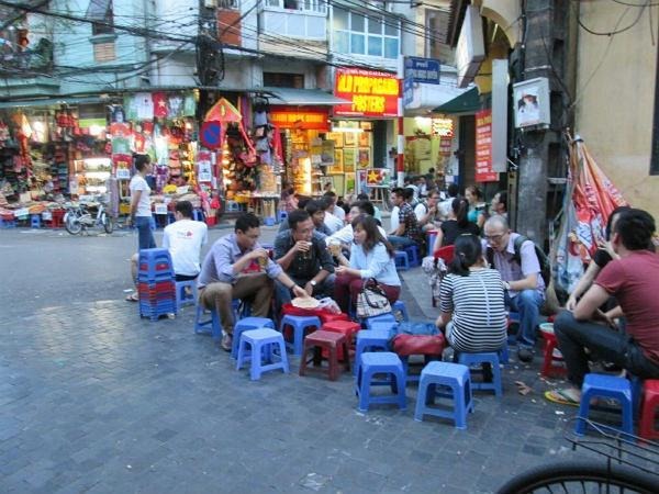 Chiếc lỗ trên ghế nhựa không chỉ là một chi tiết nhỏ mà còn mang lại nhiều lợi ích quan trọng.