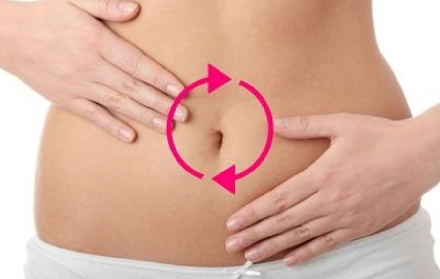 Xoa bụng đều theo chiều kim đồng hồ sẽ giúp bụng ấm dần lên.