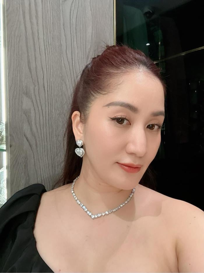 Khánh Thi đăng ảnh sang chảnh với Shbet111 kèo cá cược world cup kim cương lấp lánh.