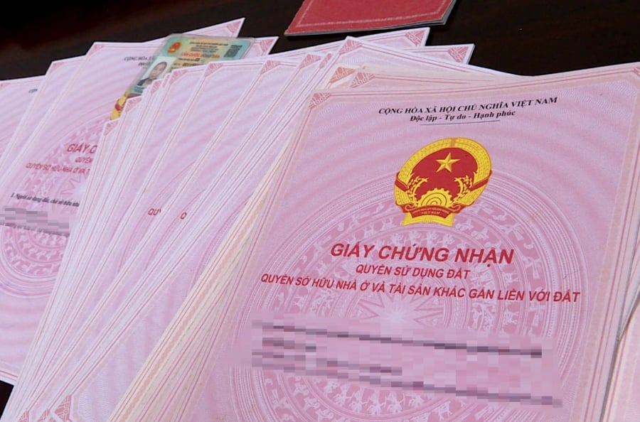 Sổ đỏ theo mẫu cũ chưa có mã vạch và rất dễ bị làm giả