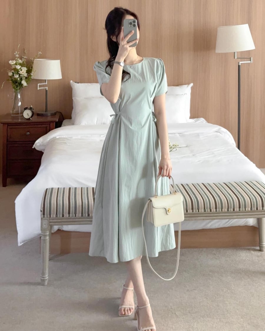Váy cổ tròn là thiết kế rất cơ bản mang nét mềm mại. 