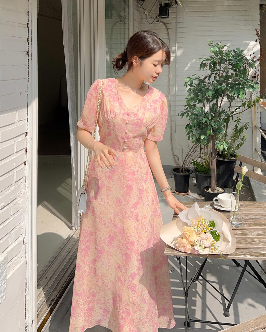 Thời trang mùa hè khó có thể thiếu đi những chiếc váy hoa, đơn giản nhưng ghi điểm tinh tế.