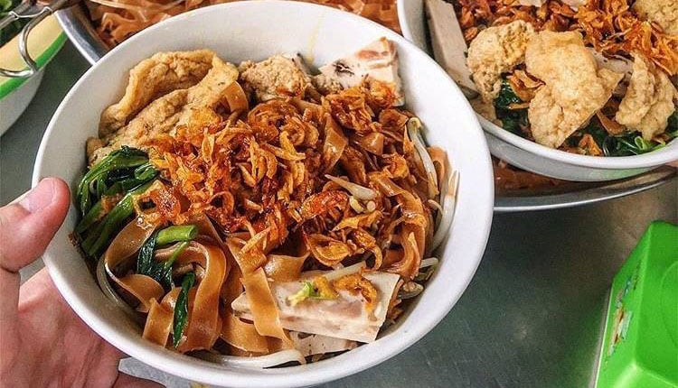 Đến Chùa Láng mà chưa từng thưởng thức món bánh đa trộn thì thực sự là một thiếu sót lớn